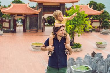 Mutlu turist baba ve oğul Pagoda içinde. Asya kavramı için seyahat. Bir bebek kavramı ile seyahat.