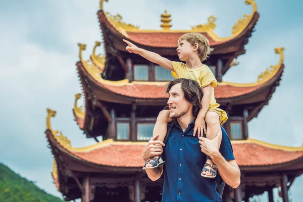 Ευτυχισμένος Τουρίστες Μπαμπάς Και Γιος Στην Παγόδα Ταξίδια Ασία Έννοια — Φωτογραφία Αρχείου