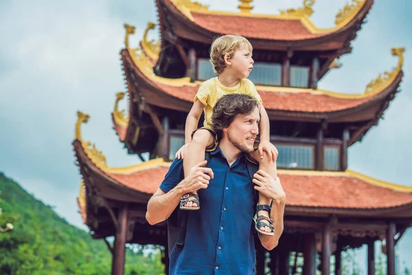 Felices Turistas Padre Hijo Pagoda Viajar Asia Concepto Viajar Con — Foto de Stock
