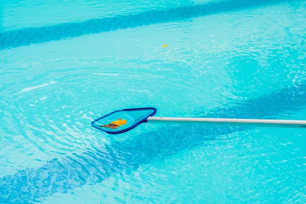 Pulizia Piscina Con Rete Pulizia Mattino — Foto Stock