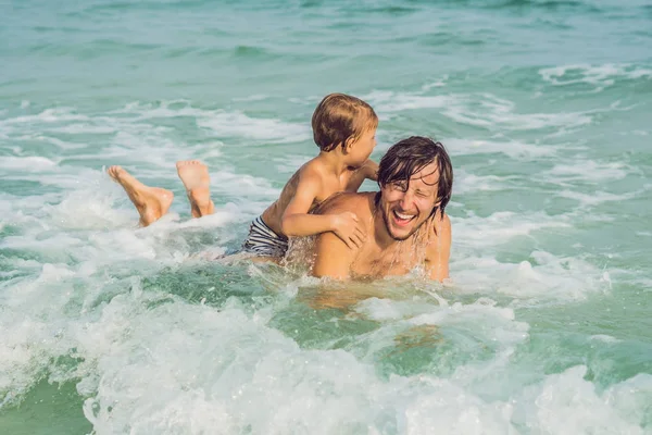 Papai Brinca Com Seu Filho Mar — Fotografia de Stock