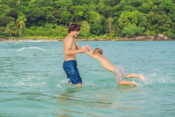 Papai Brinca Com Seu Filho Mar — Fotografia de Stock