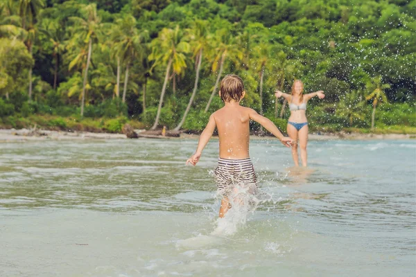 Giovane Madre Amorevole Suo Piccolo Figlio Che Gioca Sulla Spiaggia — Foto Stock