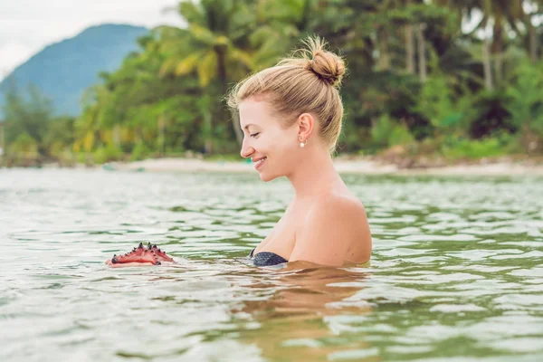 Mujer Joven Mar Con Estrellas Mar Rojas —  Fotos de Stock