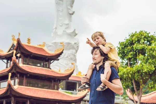 Happy Tourists Dad Son Pagoda Travel Asia Concept Traveling Baby — Stock Photo, Image