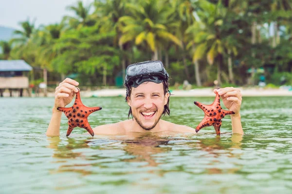 Feliz Joven Buceador Sosteniendo Estrella Mar Sonriendo Mirando Cámara — Foto de Stock