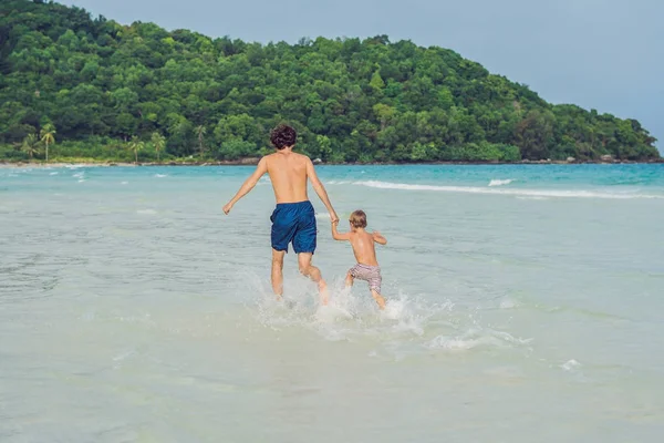 Papà Gioca Con Suo Figlio Mare — Foto Stock