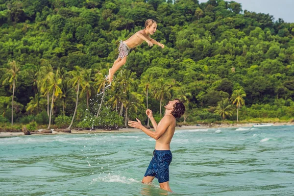 Papà Gioca Con Suo Figlio Mare — Foto Stock