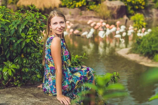 Молодая Женщина Позирует Открытом Воздухе Стаей Фламинго Фоне Пруда — стоковое фото