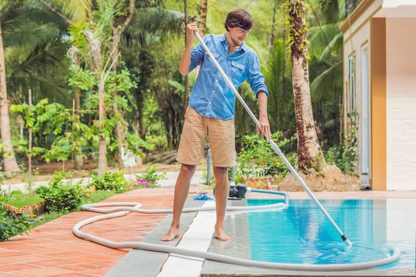 Reinigung Des Schwimmbades Mann Blauen Hemd Mit Putzutensilien Für Schwimmbäder — Stockfoto