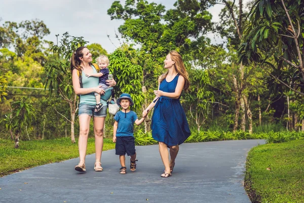 Twee Jonge Moeders Twee Kinderen Lopen Park Overdag — Stockfoto