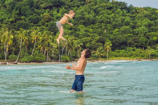 Papà Gioca Con Suo Figlio Mare — Foto Stock