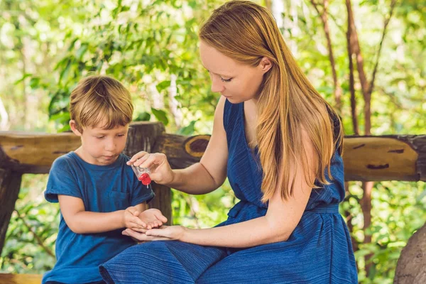 Matka Syn Pomocí Mytí Ruky Sanitizer Gelu Parku Před Svačinu — Stock fotografie