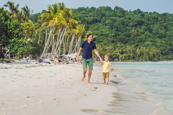 Papà Gioca Con Suo Figlio Mare — Foto Stock