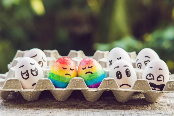 Dos Huevos Arco Iris Condenar Gente Alrededor Concepto Discriminación Gay — Foto de Stock