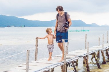 Mutluluk baba ve oğul altında güneş ışığı güneşli gün rıhtımda.