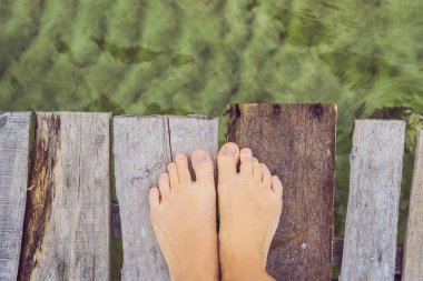 Deniz arka plan üzerinde eski iskele bacaklarına.