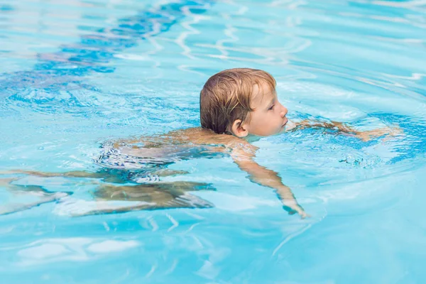 Развлечения Бассейна Дети Плавают Играют Воде Счастье Лето — стоковое фото