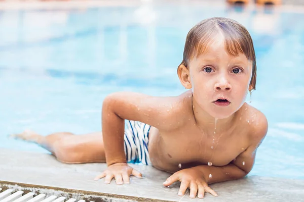 Havuzda Etkinlikler Yüzen Oynayan Çocuklar Mutluluk Yaz Zamanı — Stok fotoğraf