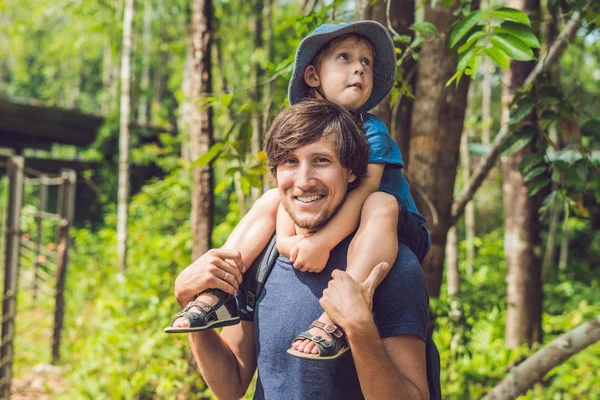 Ευτυχισμένος Πατέρας Και Μικρό Αγόρι Περπατούν Στο Καλοκαιρινό Πάρκο Υιοθέτηση — Φωτογραφία Αρχείου