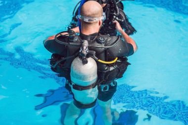 gri tüplü dalış hava oksijen tankı arka tarafındaki bir scuba diver.