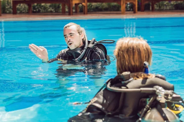 Dykinstruktör Och Studenter Instruktören Lär Eleverna Att Dyka — Stockfoto