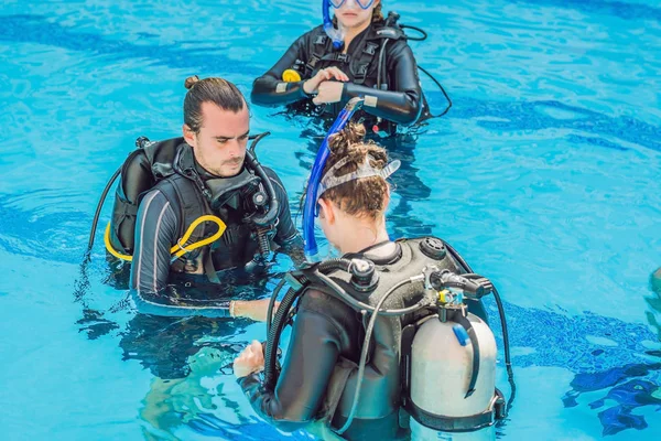 Diving Instructor Students Instructor Teaches Students Dive — Stock Photo, Image