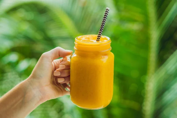 Mango Smoothie Glass Mason Jar Mango Green Background Mango Shake — Stock Photo, Image