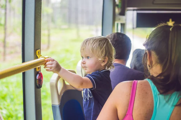 Mamma Figlio Vanno Autobus Viaggiare Con Bambini Concetto — Foto Stock