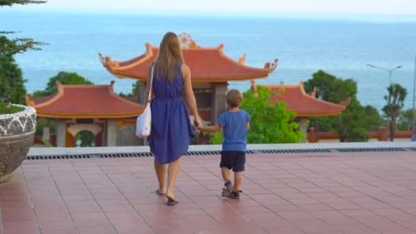 Happy Tourists Mom Son Pagoda Travel Asia Concept Traveling Baby — Stock Video