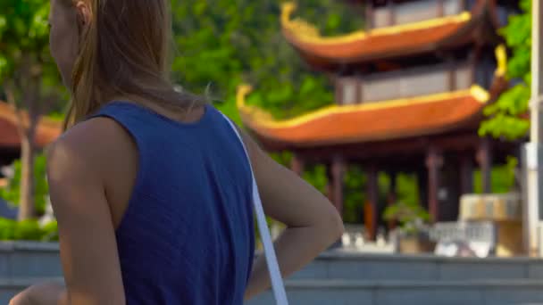 Молодая Женщина Входящая Буддийский Храм Пагода Куок Острове Куок Вьетнам — стоковое видео
