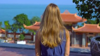 Steadycam atış bir Budist tapınağı içinde yürüyen genç bir kadın. Ho Quoc Pagoda Phu Quoc Adası, Vietnam.