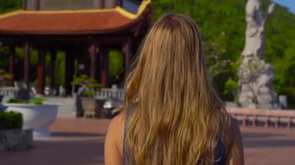 仏教寺院内を歩く若い女性のステディカム ショット ベトナム フーコック島 コック パゴダ — ストック動画