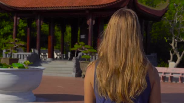 Steadycam Shot Young Woman Walking Buddhist Temple Quoc Pagoda Phu — Stock Video