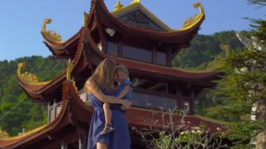 Steadycam atış genç bir kadın ve oğlu budhist temple Ho Quoc Pagoda Phu Quoc Adası, Vietnam'ziyaret