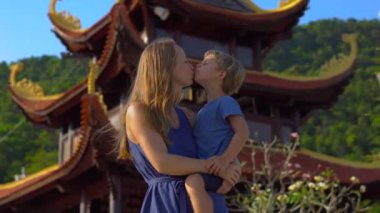 Steadycam atış genç bir kadın ve oğlu budhist temple Ho Quoc Pagoda Phu Quoc Adası, Vietnam'ziyaret