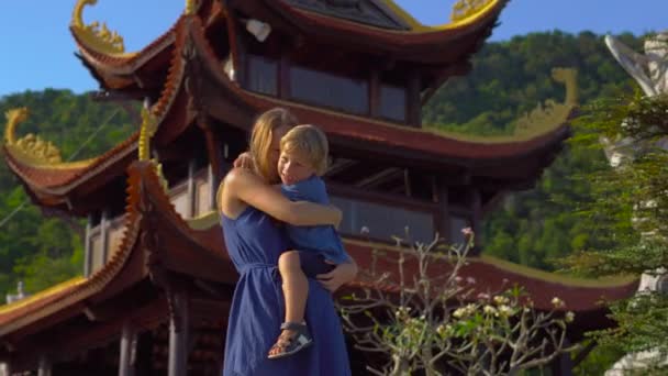 Fotografía Steadycam Una Joven Hijo Visitando Templo Budista Quoc Pagoda — Vídeo de stock