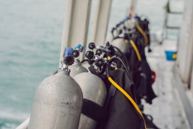 Scuba basınçlı hava tankı teknede. Dalış için hazır.