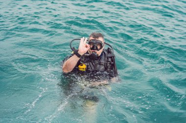 Dalgıçlar dalış için hazır su yüzeyinde.