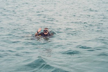 Dalgıçlar dalış için hazır su yüzeyinde.