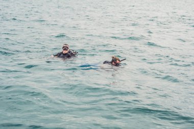 Dalgıçlar dalış için hazır su yüzeyinde