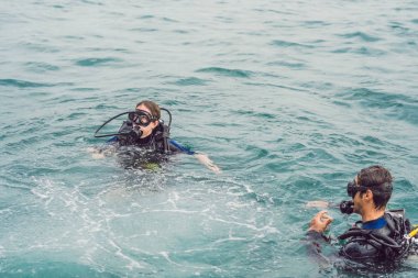 Dalgıçlar dalış için hazır su yüzeyinde