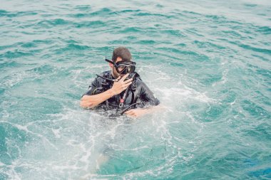 Dalgıçlar dalış için hazır su yüzeyinde.