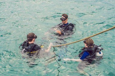 Dalgıçlar dalış için hazır su yüzeyinde