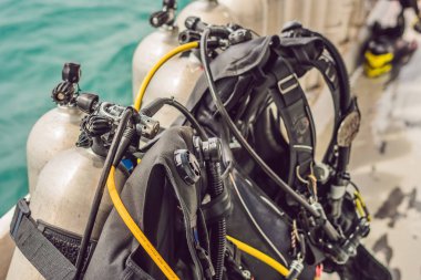Scuba basınçlı hava tankı teknede. Dalış için hazır.