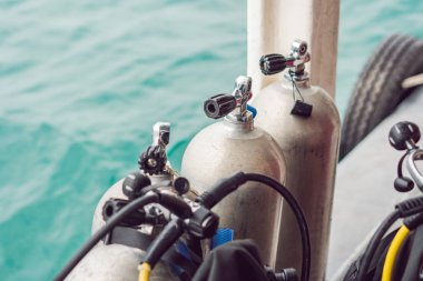 Scuba basınçlı hava tankı teknede. Dalış için hazır.
