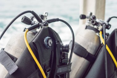 Scuba basınçlı hava tankı teknede. Dalış için hazır.