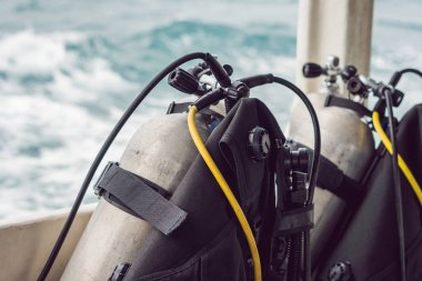 Scuba basınçlı hava tankı teknede. Dalış için hazır.