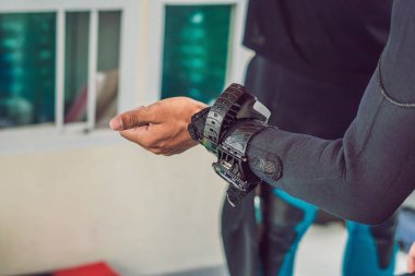 Genç dalgıç dalış için bir sualtı pusula hazırlanıyor.