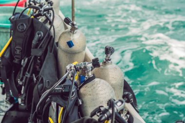 Scuba basınçlı hava tankı teknede. Dalış için hazır.
